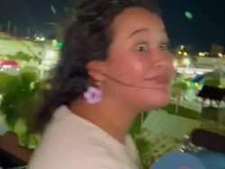 Ditantang Diam Saat Naik Roller Coaster, Ekspresi Wanita Ini Bikin Ngakak