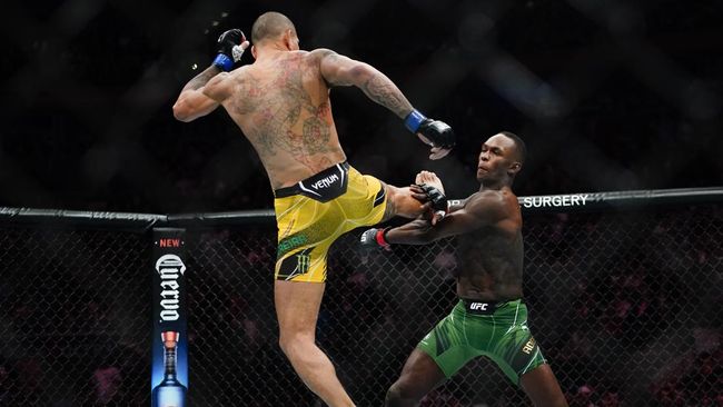 Israel Adesanya memberikan komentarnya usai gagal mempertahankan gelar juara dunia kelas menengah UFC untuk kali keenam.