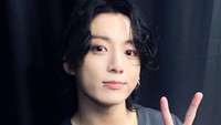 <p>Kabar ini lantas disambut dengan hangat dan antusias oleh penggemarnya, ARMY. "<em>I'm so excited!!!! I'm super hyped and i am so proud of our Jungkook</em>," tutur akun @OT7BTS****. (Foto: Instagram @jungkook.97)<br /><br /><br /></p>