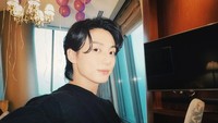 <p>Jungkook akan tampil sebagai perwakilan BTS. Upacara pembukaan Piala Dunia FIFA Qatar 2022 tersebut dijadwalkan berlangsung pada Minggu, 20 November di Stadion Al Bayt, Qatar. (Foto: Instagram @jungkook.97)<br /><br /><br /></p>