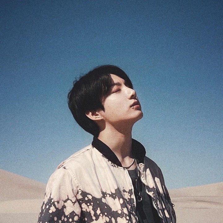 <p>Beberapa waktu yang lalu, Big Hit Music mengumumkan kabar terbaru soal Jungkook BTS, Bunda. Mengutip <em>AllKpop,</em> agensi yang menaungi penyanyi tersebut mengumumkan bahwa Jungkook mengambil bagian dalam soundtrack Piala Dunia 2022. (Foto: Instagram @jungkook.97)<br /><br /><br /><br /><br /></p>