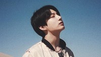 <p>Beberapa waktu yang lalu, Big Hit Music mengumumkan kabar terbaru soal Jungkook BTS, Bunda. Mengutip <em>AllKpop,</em> agensi yang menaungi penyanyi tersebut mengumumkan bahwa Jungkook mengambil bagian dalam soundtrack Piala Dunia 2022. (Foto: Instagram @jungkook.97)<br /><br /><br /><br /><br /></p>