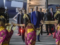 Joe Biden Tersenyum Turun dari Pesawat Disambut Tari Pendet