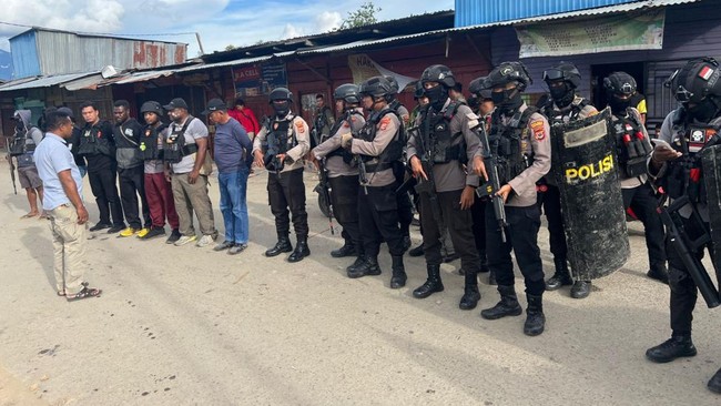 3 Anggota Polres Dogiyai Papua Diperiksa Buntut Penembakan Warga Mapia Tiga anggota Polres Dogiyai, Papua Tengah, diperiksa terkait penembakan warga Mapia yang memicu kerusuhan di distrik tersebut pada Sabtu (21/1).