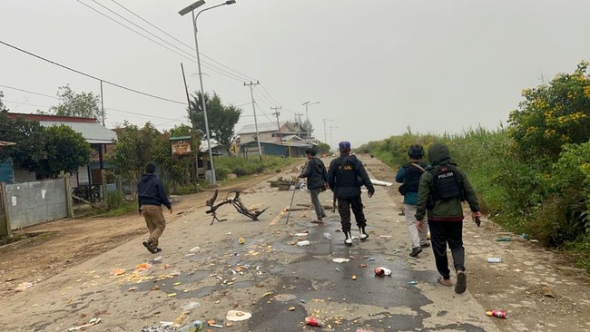 Anggota Brimob Bripka Laode Imran dievakuasi dan dirujuk ke Jakarta karena terluka parah akibat terpanah saat mengamankan kerusuhan di Dogiyai, Papua.