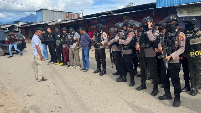 Tim campuran dari Brimob Polda Papua dan Satgas Damai Cartenz tiba di Mulia, Puncak Jaya, Papua Tengah, guna membantu memulihkan keamanan di wilayah tersebut.