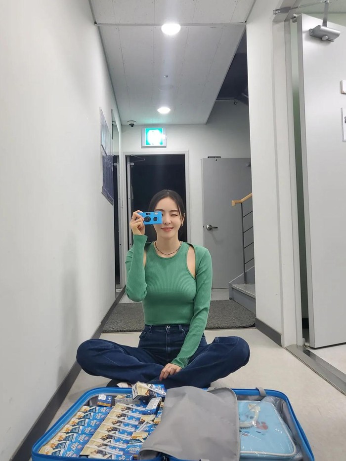 Lee Da Hee banyak menggunakan baju dengan potongan yang memperlihatkan bagian perut. Seperti kaos warna army dari Vpplement. Cocok banget dengan postur tubuh Da Hee yang tinggi dan langsing./ Foto: instagram.com/channel.ena.d/