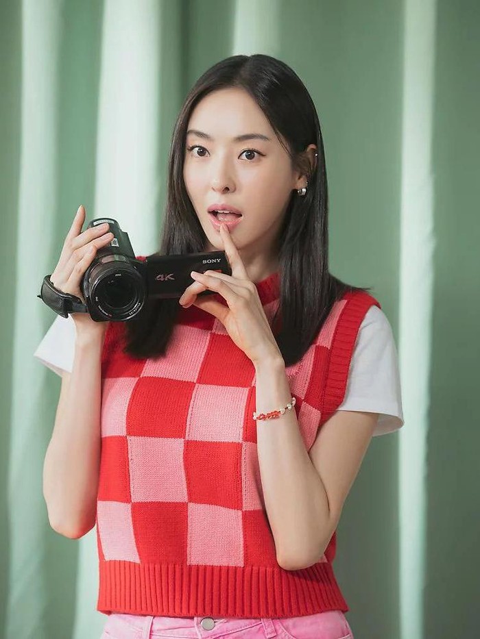 Lee Da Hee sendiri berperan sebagai seorang produser perempuan dengan style unik bernama Goo Yeo Reum. Outfit-nya di drama ini selalu kece, termasuk di poster Love is For Suckers./ Foto: instagram.com/justdahee/