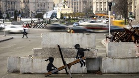 FOTO: Mural Banksy Hiasi Gedung-gedung Rusak di Ukraina