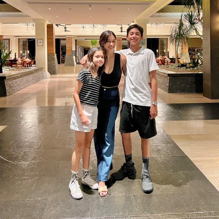 <p>Lihat deh Bunda, foto Nana bersama kedua anaknya ini malah seperti kanak dan adik kan hihihi. <em>“Yakin itu emak anak? Berasa kek adek kakak aja,”</em> tulis akun @dtyadn****. (Foto: Instagram @nanamirdad_)</p>