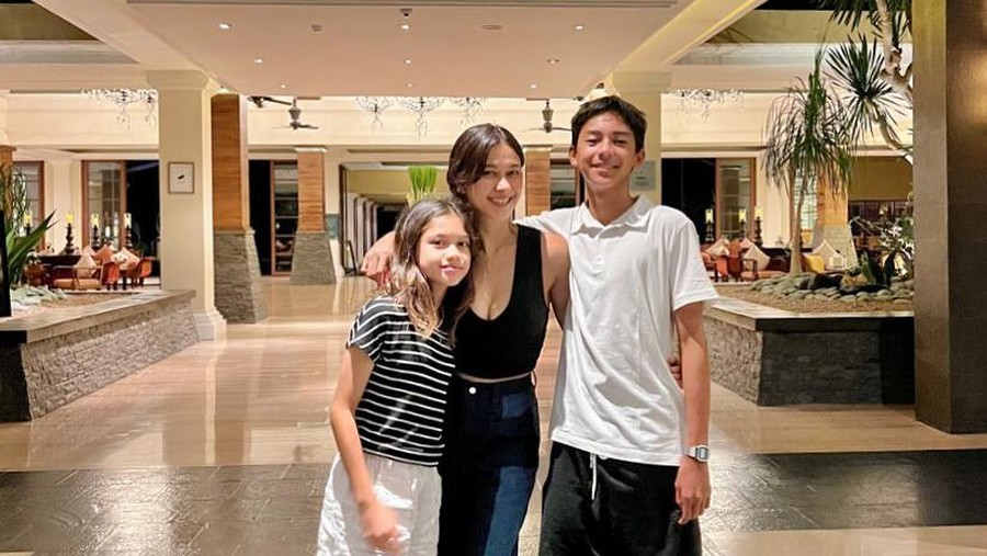 Nana Mirdad dan anak-anaknya