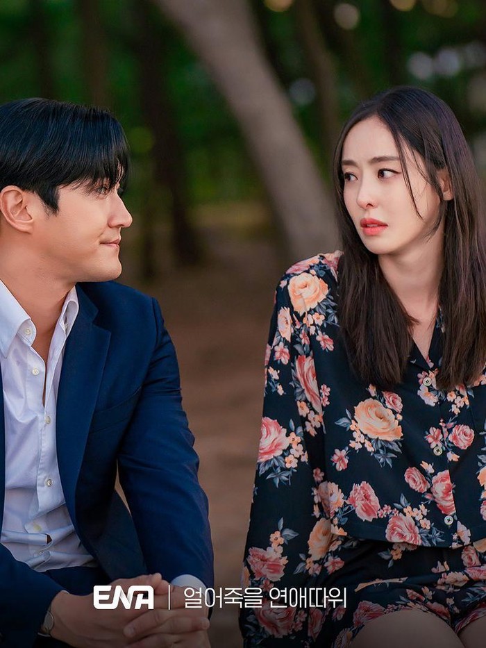 Outfit Lee Da Hee berikutnya yaitu blus berwarna hitam dengan motif bunga yang dipadukan dengan celana setelannya. Harga setelan dari Ellonarc ini hanya Rp2 jutaan, lho. Mau samaan, Beauties?/ Foto: instagram.com/channel.ena.d/