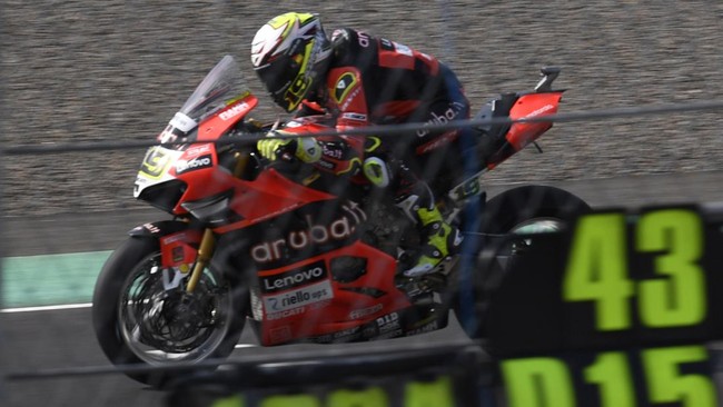 Klasemen WSBK 2022 mengalami perubahan seiring kemenangan Toprak Razgatlioglu di race 2 WSBK Mandalika dan disusul Alvaro Bautista sebagai runner up.