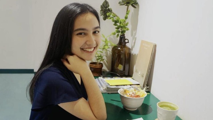 Seru! Pose Keren Rachel Amanda Saat Ngopi dan Nongkrong di Kafe Seru! Pose Keren Rachel Amanda Saat Ngopi dan Nongkrong di Kafe