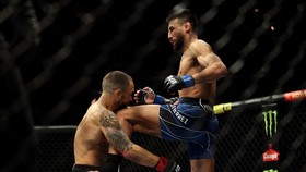 Kena Dengkul Terbang, Edgar Kalah KO dari Gutierrez di UFC 281