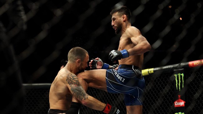 Petarung veteran Frankie Edgar menelan kekalahan KO dari Chris Gutierrez dalam malam pertarungan UFC 281.