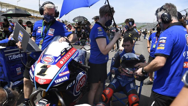 Jelang WSBK Mandalika 2023 di Sirkuit Mandalika, tim mekanik Toprak Razgatlioglu dari Pata Yamaha kedapatan memperbaiki sepeda seorang bocah warga lokal.