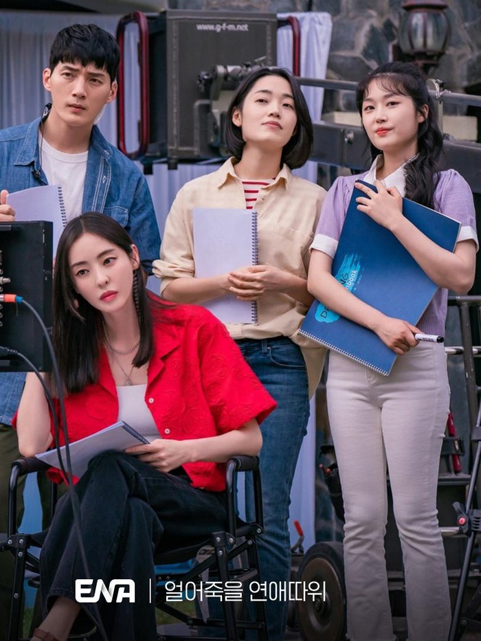 Tampil berani dengan warna merah, Da Hee juga gunakan kemeja model crop dengan motif mawar dari Moonsun yang dibanderol Rp2 juta. Ia memadukan kemeja tersebut dengan celana denim hitam dari Matin Kim./ Foto: instagram.com/channel.ena.d/
