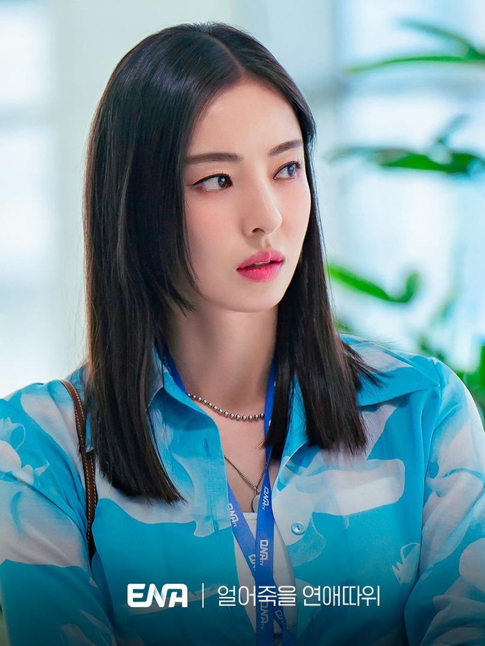 Tampil lebih manis dengan kemeja berwarna biru, coba contek outfit Lee Da Hee satu ini. Ia memakai blus dari Low Classic yang harganya tak sampai Rp3 juta./ Foto: nstagram.com/channel.ena.d/