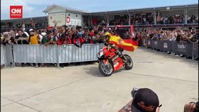 VIDEO: Juara Dunia di Mandalika, Bautista Ganti Baju dan Helm Emas