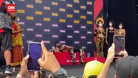 VIDEO: Capek dan Lelah, Bautista Rebahan di Podium Juara Dunia WSBK