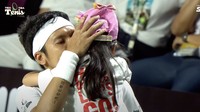 <p>Namun, momen haru dan justru menyita perhatian jatuh pada saat Desta menggendong, memeluk dan menenangkan sang putri, setelah pengumuman kekalahannya. So sweet banget ya, Bunda. (Foto: Instagram dan YouTube)</p>