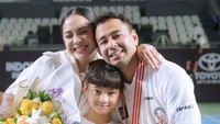 <p>Raffi Ahmad mempersembahkan piala kemenangannya pada sang anak dan istri. Nampak Nagita dan Raftahar bangga atas kemenangan Raffi. (Foto: Instagram Raffinagita1717)</p>
