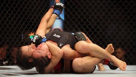 Hasil UFC 281: Zhang Weili Juara Dunia Usai Kunci Esparza Ronde 2