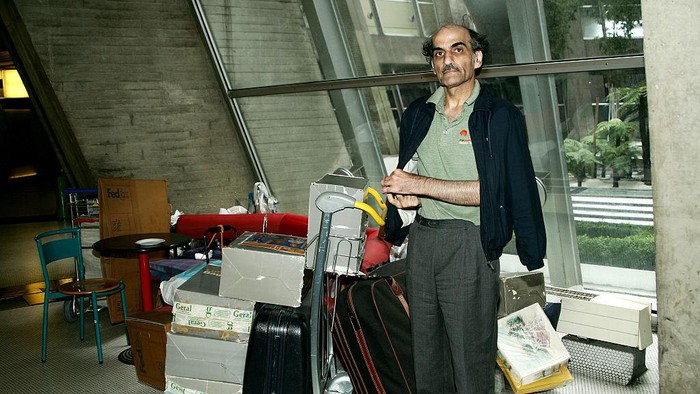 Sir Alfred Mehran (Mehran Karimi Nasseri), 59 years old, originally from Iran, has been living in Charles de Gaulle airport for 16 years. Steven Spielberg bought his story to make the movie 