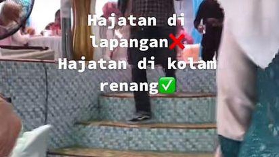 Acara pernikahan di dalam kolam renang berada di Bandar Lampung, viral di media sosial. Acara pernikahan di dalam kolam renang berada di Bandar Lampung, viral di media sosial.