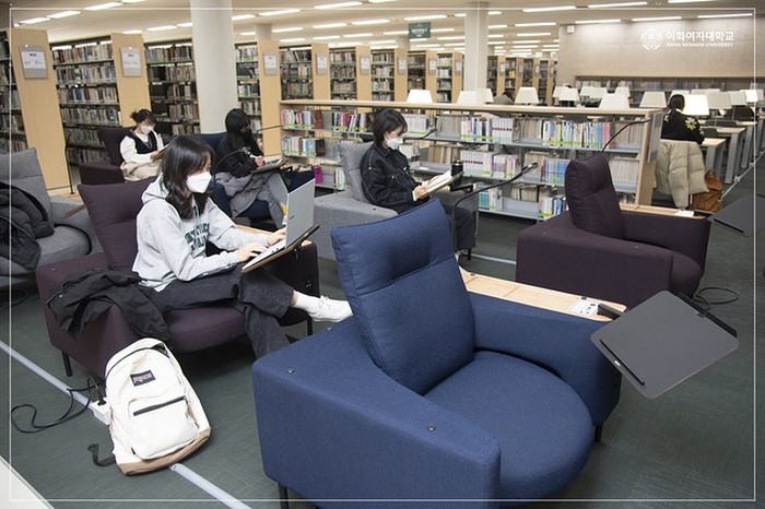 Bukan cuma ruang kelas yang nyaman dan canggih, tersedia juga fasilitas lainnya. Seperti ruang komputer, perpustakaan, teater, olahraga, sampai galeri seni di sini. /Foto: Instagram/ewha.w.univ