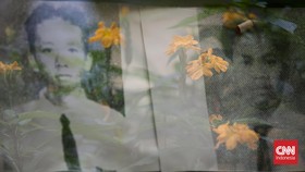 FOTO: Bunga-bunga Cinta untuk Korban Tragedi Semanggi