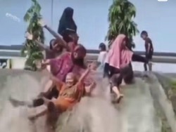 Viral Emak-emak Main Air Limpasan Banjir Tol Bitung, Ini Kata Jasa Marga