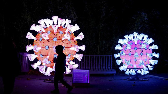 FOTO: Instalasi Hewan Besar Terangi Festival Cahaya di Paris