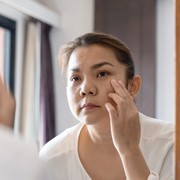 5 Kebiasaan yang Perlu Dihindari, Kalau Nggak Mau Banyak Kerutan di Usia Muda!