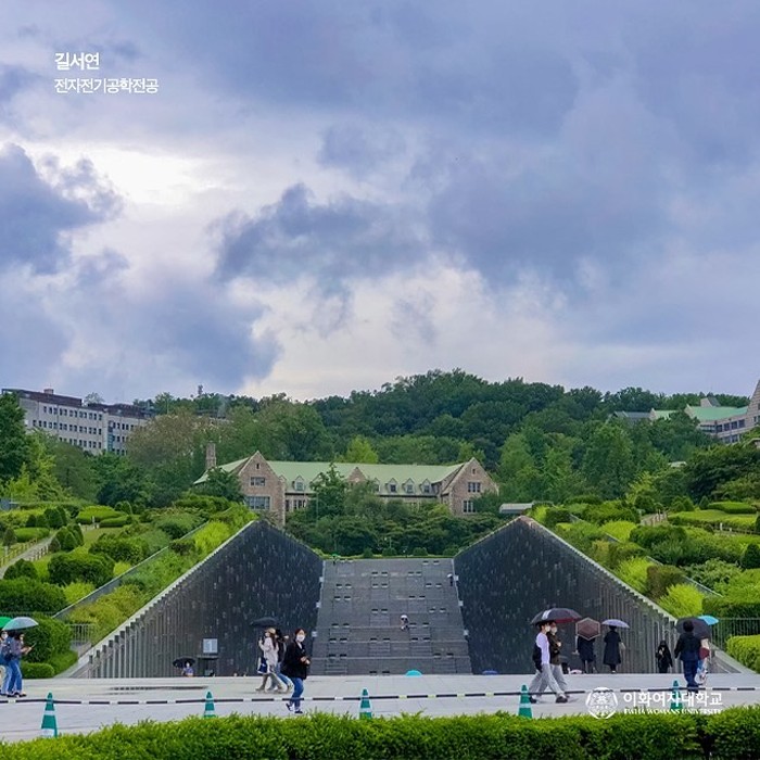 Tak hanya itu, bangunan yang ada di Kampus Ewha juga diberi sentuhan modern di beberapa sudut bagian. /Foto: Instagram/ewha.w.univ