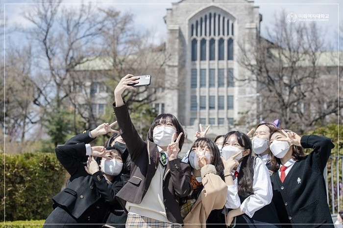 Menariknya, Ewha Womans University menjadi lembaga pendikan khusus perempuan pertama yang ada di Korea Selatan. Didirikan pada 1886 silam oleh seorang misionaris Amerika bernama Mary F. Scranton. /Foto: Instagram/ewha.w.univ