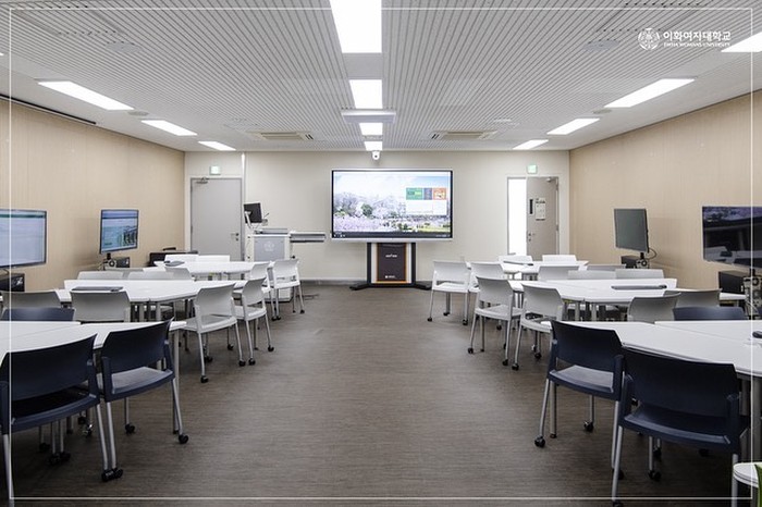 Kampus Ewha juga menawarkan fasilitas yang lengkap dan nyaman bagi mahasiswi mereka. Salah satunya ruang kuliah ini. /Foto: Instagram/ewha.w.univ