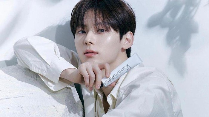 Dikenal Punya Kulit Flawless dan Glowing, Ini Rekomendasi Skincare ala Aktor Hwang Min Hyun! Dikenal Punya Kulit Flawless dan Glowing, Ini Rekomendasi Skincare ala Aktor Hwang Min Hyun!
