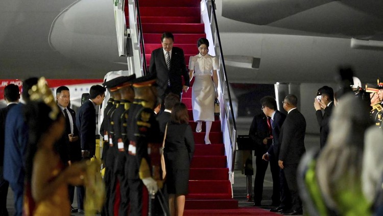 Ibu Negara Korea Selatan Kim Keon Hee di Bali South Korean President Yoon Suk Yeol and his wife Kim Keon-hee arrive at Ngurah Rai International Airport in Bali, Indonesia, Sunday, Nov. 13, 2022. President Yoon Suk Yeol is planning to attend the G20 summit meeting in Nusa Dua. (Sonny Tumbelaka/Pool Photo via AP)