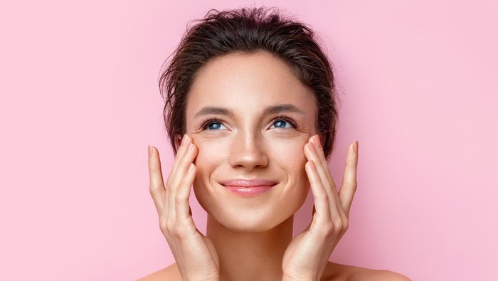 img-title Ritual Kecantikan Malam Hari yang Bisa Dilakukan Supaya Wajah Glowing Ketika Bangun Tidur