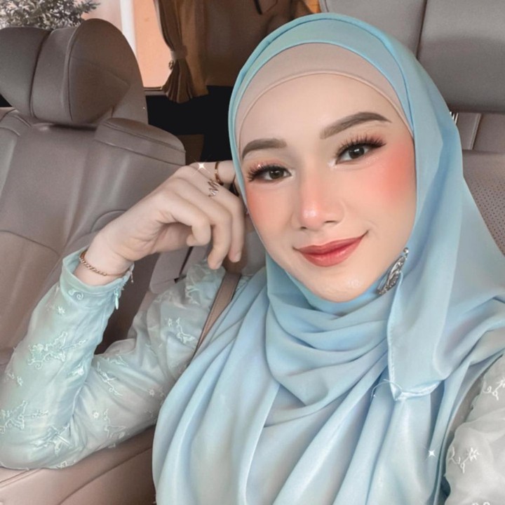 <p>Dalam foto ini, kehamilan Indri baru berusia 4 bulan. "Foto waktu masih hamil 4 bulan.. kalo sekarang udah ga berani foto karna penuh sama pipi dan hidung semua," tulisnya. Selain itu, Indri juga mengaku kini berat badannya sudah bertambah 15 kg. "Alhamdulillah suami @ustdzrizamuhammad bisa menjaga perasaan istrinya yg semakin lebar ini dengan kalimat2 yg penuh dengan kasih sayang," ucapnya penuh syukur. (Foto: Instagram @_indrigiana_)</p>
