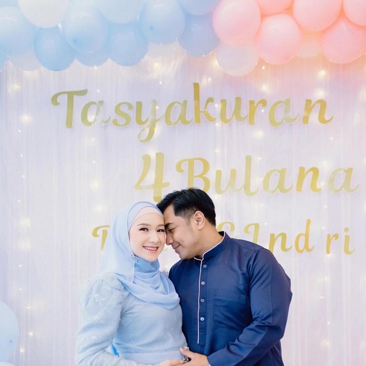 <p>Potret ini merupakan momen Indri Giana dengan suaminya Ustaz Riza Muhammad dalam acara tasyakuran anak ke-3 dan ke-4 mereka. “Alhamdulillah tasyakuran anak ke 3 & 4 berjalan dengan lancar,” tulis Indria di postingannya. Pada acara ini juga diselipkan gender reveal. Jenis kelamin anak kembar pasangan ini adalah perempuan dan laki-laki. Wah, sepasang nih Bunda!  (Foto: Instagram @_indrigiana_)</p>