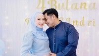 <p>Potret ini merupakan momen Indri Giana dengan suaminya Ustaz Riza Muhammad dalam acara tasyakuran anak ke-3 dan ke-4 mereka. “Alhamdulillah tasyakuran anak ke 3 & 4 berjalan dengan lancar,” tulis Indria di postingannya. Pada acara ini juga diselipkan gender reveal. Jenis kelamin anak kembar pasangan ini adalah perempuan dan laki-laki. Wah, sepasang nih Bunda!  (Foto: Instagram @_indrigiana_)</p>