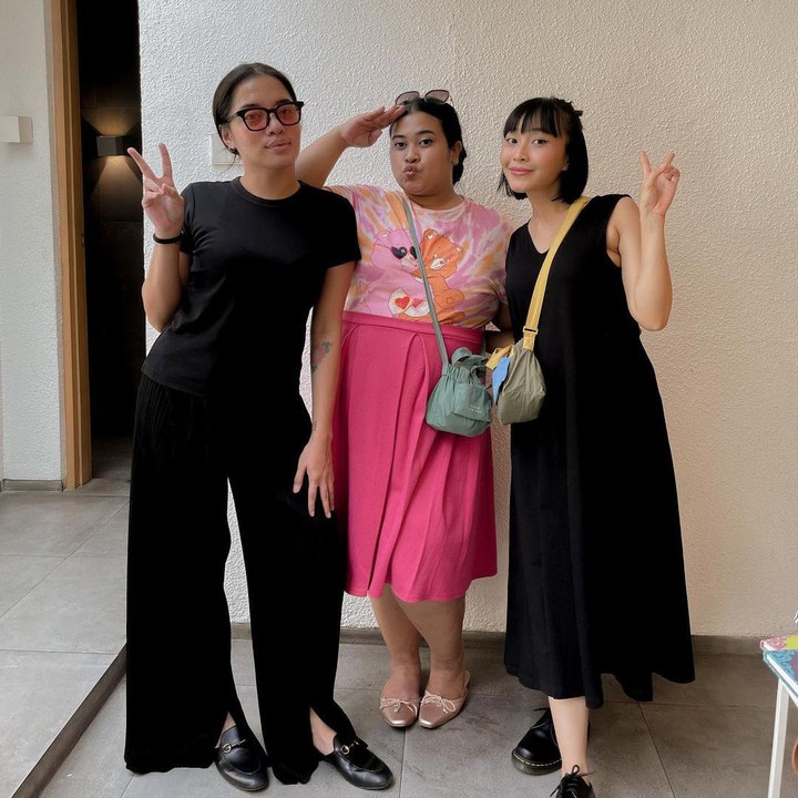 <p>Ini merupakan momen kebersamaan Rinni dengan teman-temannya. Sepertinya istri dari Jevin Julian ini memang suka sekali ya menggenakan pakaian berwarna hitam. Bunda di sini siapa yang suka juga? (Foto: Instagram @rinni_w)</p>