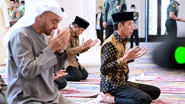 KH Abdul Karim atau akrab disapa Gus Karim itu juga dikenal sebagai guru mengaji Tafsir Al-Quran dan Fiqih di lingkungan keluarga Presiden Joko Widodo.