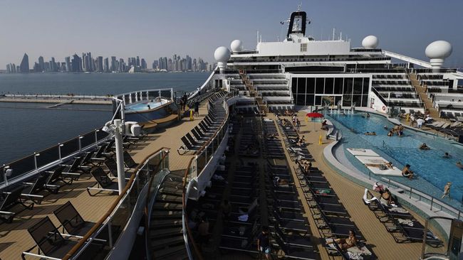 Salah satu kapal pesiar terbesar di dunia, MSC World Europa, terombang-ambing di lepas pantai Italia setelah mengalami kerusakan mesin.