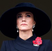 Bukan Aksesori, Ini Makna dari Bros Bunga Poppy Merah yang Dipakai Keluarga Kerajaan Inggris