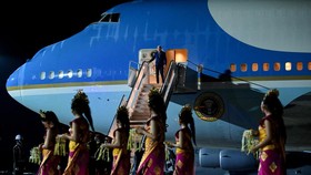 FOTO: Biden Semringah Disambut Tari Pendet Jelang KTT G20 Bali