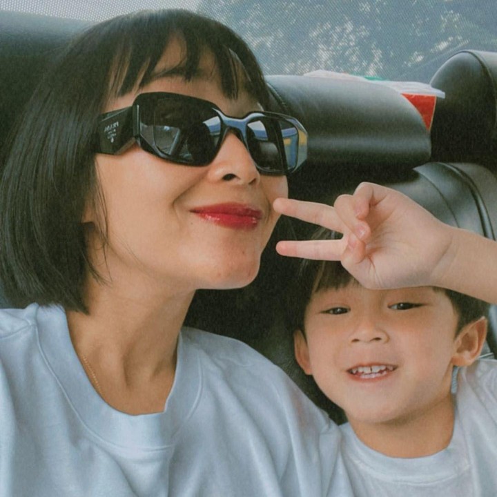 <p>Kehamilan keduanya ini pun permintaan putra pertamanya lho Bunda. “Jadi selama tahun 2022 ini Nord selalu minta adek. Alhamdulillah dikasih kepercayaan dan rezeki dari Allah, Nord seneng banget,” tulis Rinni dalam unggahannya. (Foto: Instagram @rinni_w)</p>